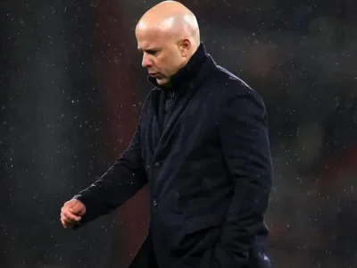 Cựu sao Liverpool cảnh báo: Arne Slot có thể bị sa thải nếu thất bại trong cuộc đua vào Champions League