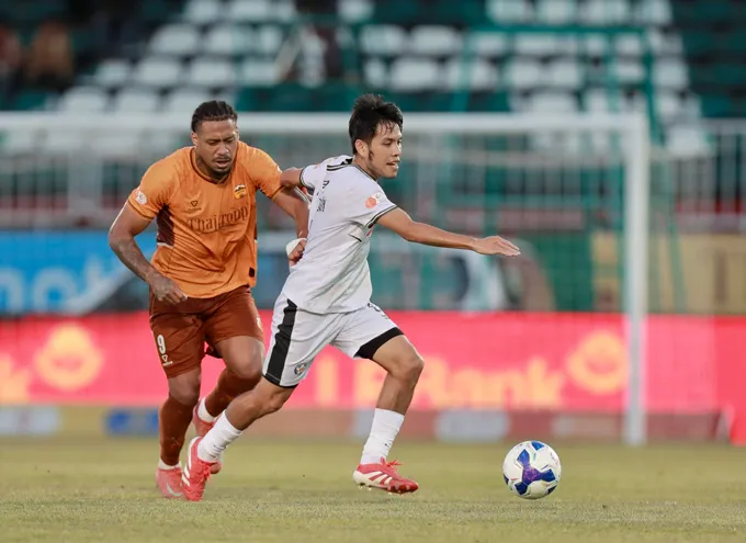 SHB.ĐN (áo trắng) lún sâu vào cuộc khủng hoảng