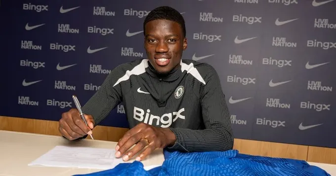 Mamadou Sarr liên tục đổi áo giữa 2 CLB Chelsea và Strasbourg
