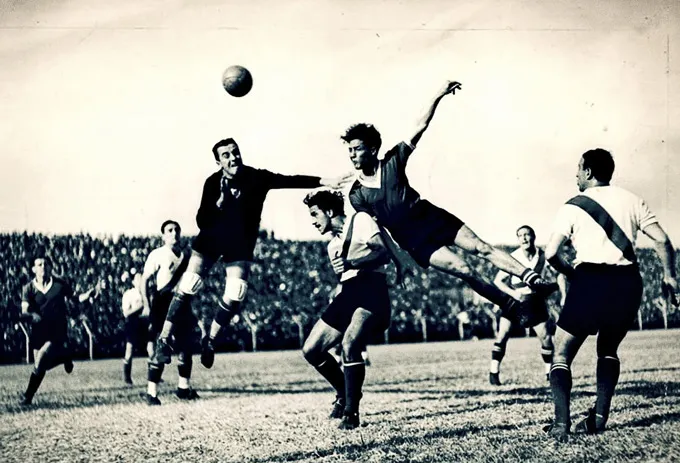 Monti (trái) trong một pha tranh chấp bóng bổng