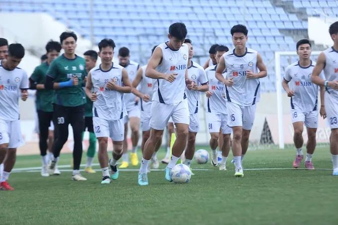 Các cầu thủ Đà Nẵng trong buổi tập khai xuân. Ảnh: FBNV